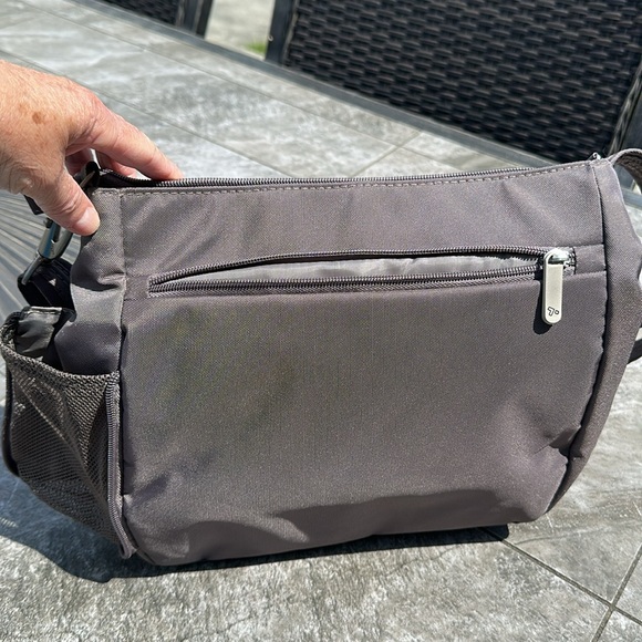 NWOT , anti theft Travelon crossbody , multiple zipper compartments - Picture 4 of 16